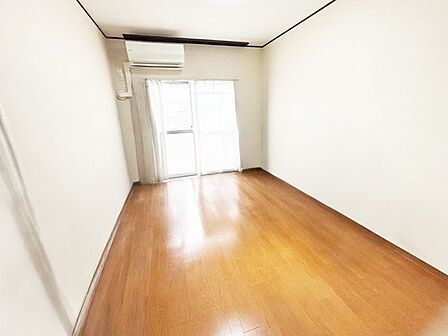 大きな窓からたっぷりの陽光と風を感じられるリビング※CG加工後