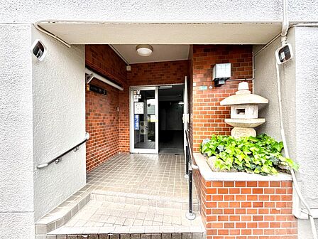 落ち着いた雰囲気のエントランス　
