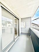 暖かな陽光が降り注ぐバルコニーはお洗濯におすすめ。爽やかな風も心地よいです。 
