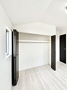 洋室のクローゼット。奥行きがあるので厚手の衣類もすっきり収まります。　
