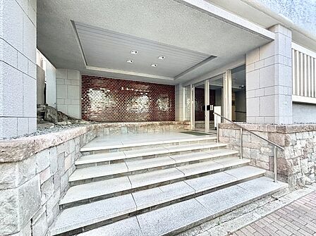 外観 綺麗なエントランスは、居住者を優しく迎えいれてくれます