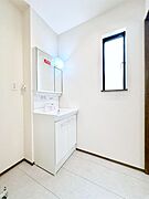 小窓がついているので湿気の多い場所でも換気ができ快適です。毎日の身支度を気持ち良く行えますね。