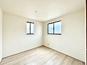 2面採光で気持ちよく自然光が取り入れられるのでお子様のお部屋にもピッタリ