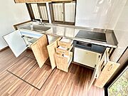 調理器具などもしっかり収納できます  