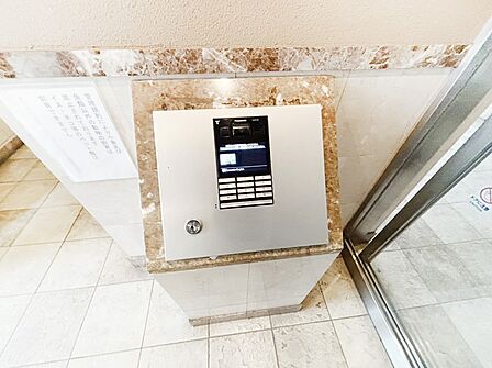 エントランスには居住者の方も安心なオートロックを採用！