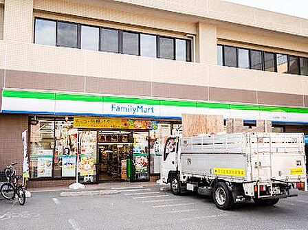 コンビニ 500m ファミリーマート 足立宮城一丁目店