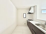 爽やかな風が通り抜けるキッチン。窓があるので明るく換気にも役立ちます。 
