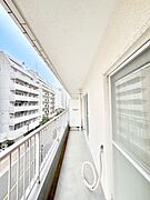 お部屋に開放感と採光をプラスしてくれるバルコニー