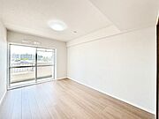 バルコニーに繋がるお部屋は開放感があります。