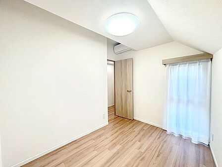窓からのやさしい光が心地よいプライベートルーム