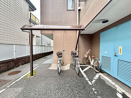 駐輪場は屋根付き