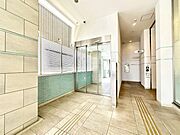 外観 綺麗なエントランスは、居住者を優しく迎えいれてくれます  