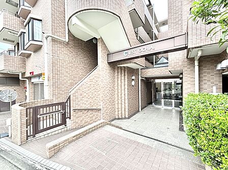 外観 綺麗なエントランスは、居住者を優しく迎えいれてくれます  