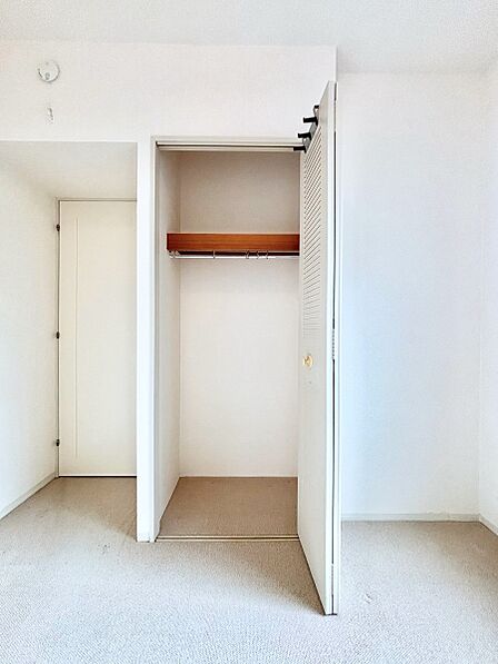 洋室クローゼット。奥行きがあるので厚手の衣類もすっきり収納できます。