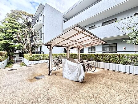 駐輪場は屋根付きで安心