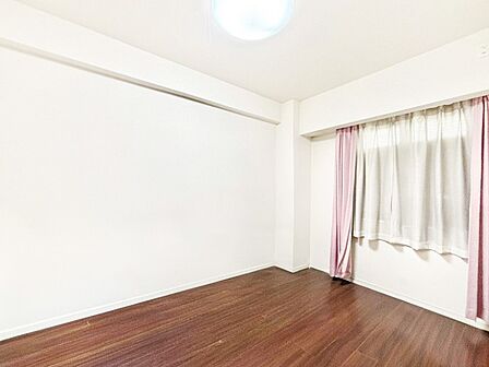 窓からのやさしい光が心地よいプライベートルーム