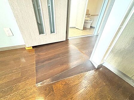 床の段差をなくしてフローリングを一続きに。開放感と安全性を高めました。