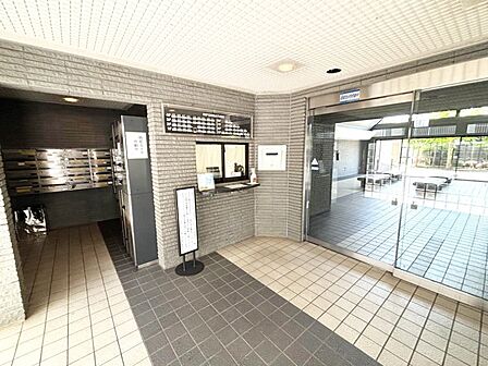 住居者や来訪者を気持ちよくお出迎え。落ち着いた雰囲気のエントランス