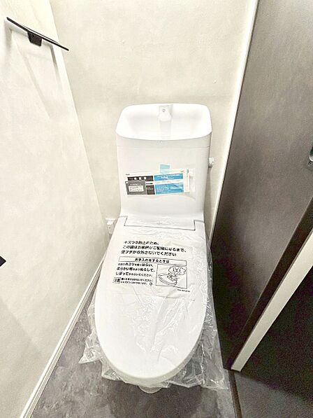 明るく清潔感のあるトイレです。