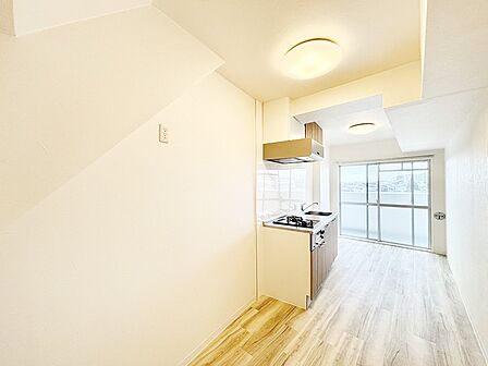 大きな窓からたっぷりの陽光と風を感じられるリビング