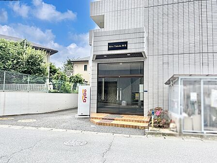 落ち着いた雰囲気のエントランス