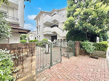 外観 綺麗なエントランスは、居住者を優しく迎えいれてくれます