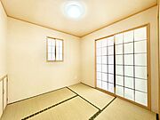 リビング隣接の和室は毎日の暮らしに癒しと安らぎをもたらしてくれます