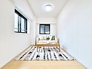 自然光が取り込まれ、家族団らんの場所を明るく演出