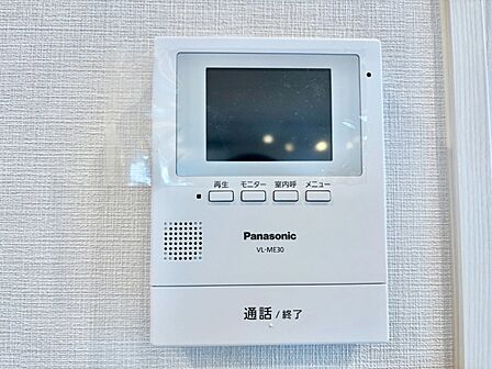 訪問者が一目でわかる安心のＴＶモニター付きインターホン。   