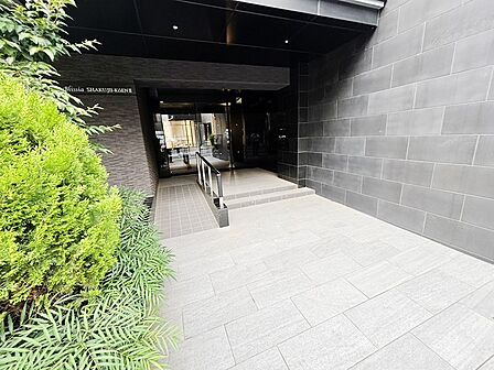 落ち着いた雰囲気のエントランス