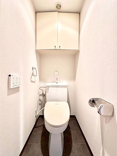 明るく清潔感のあるトイレです。  