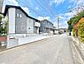 外観：前面道路はきちんと整備されています  