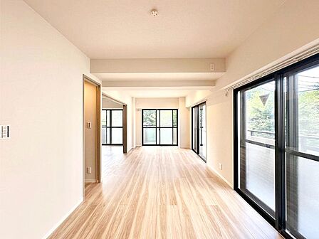 自然光が取り込まれ、家族団らんの場所を明るく演出