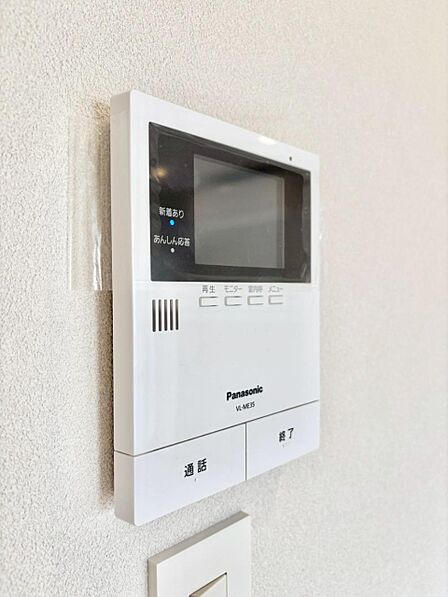 訪問者が一目でわかる安心のTVモニター付きインターホン。
