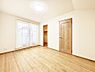 室内：爽やかな日差しがお部屋全体を優しく包み込んでくれます。WIC付きのお部屋。
