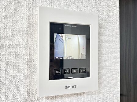 訪問者が一目でわかる安心のTVモニター付きインターホン。