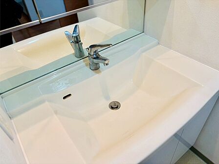 清潔感ある洗面化粧室で朝の身支度も快適  
