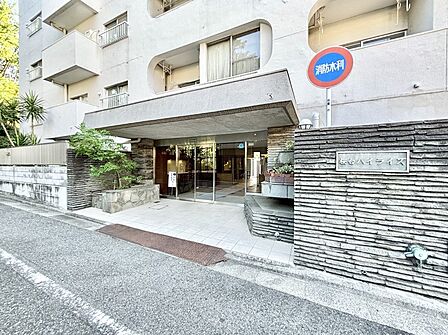 落ち着いた雰囲気のエントランス