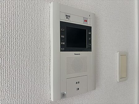 訪問者が一目でわかる安心のＴＶモニター付きインターホン。  