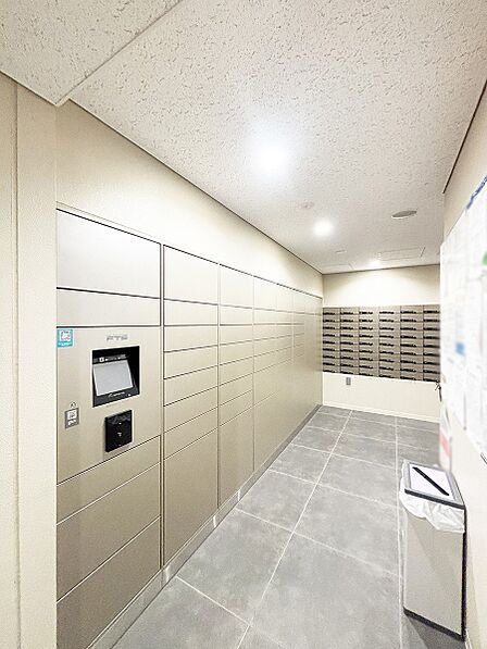 留守時のお荷物の受け取りもできる宅配ボックス付き