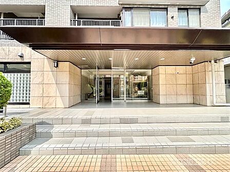 外観 綺麗なエントランスは、居住者を優しく迎えいれてくれます