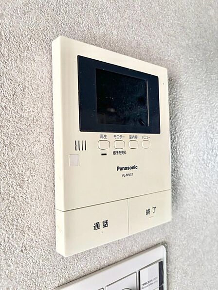 訪問者が一目でわかる安心のTVモニター付きインターホン。
