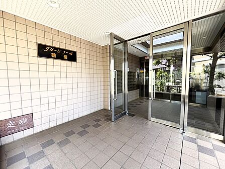 落ち着いた雰囲気のエントランス