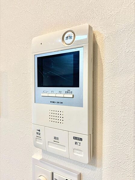 訪問者が一目でわかる安心のTVモニター付きインターホン。