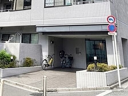 落ち着いた雰囲気のエントランス