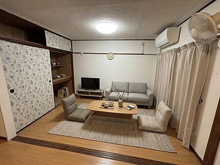 ご家族の賑やかな話し声で包まれる明るいリビング ※家具はCGです
