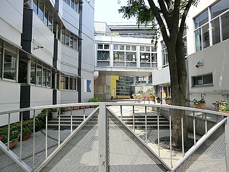 中学校 700m 新宿区立落合中学校