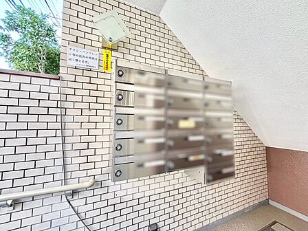 ポストはエントランス内にあるので雨に濡れず郵便が受け取れますね!