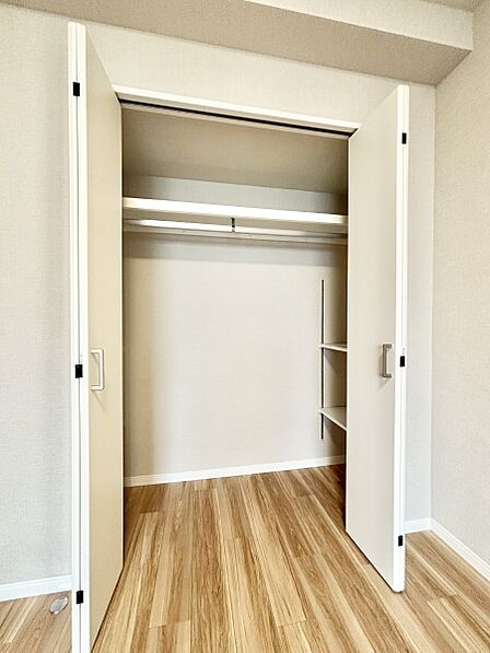 洋室クローゼット。奥行きがあるので厚手の衣類もすっきり収納できます。