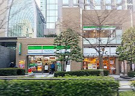 コンビニ 300m ファミリーマート 西新宿オークテラス店